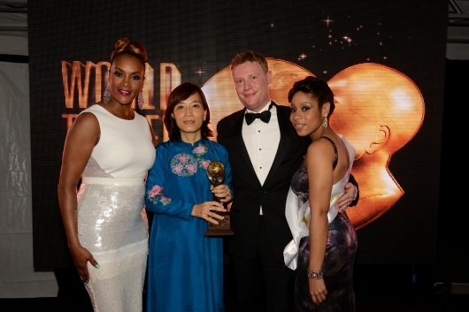 Đại diện đơn vị InterContinental Danang Sun Peninsula Resort tại Đà Nẵng, Việt Nam, lên nhận giải thưởng cao quý này.