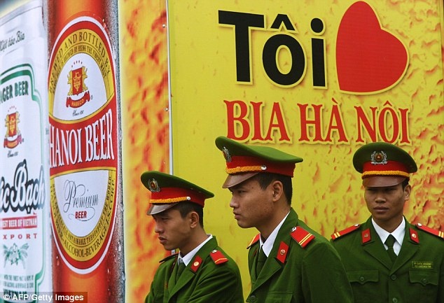 Lực lượng công an có mặt để đảm bảo trật tự cho lễ hội.