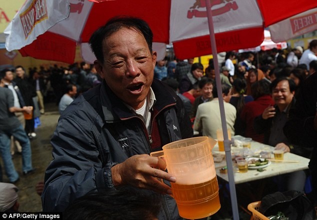 Một cốc bia hơi bán tại các quán vỉa hè có giá khá rẻ, khoảng từ 7.000-9.000 đồng.