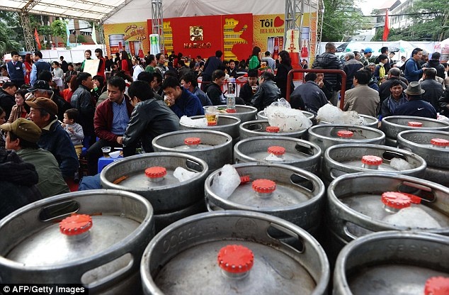 Những bom bia hơi miễn phí nhanh chóng cạn sạch. Có rất nhiều hãng bia ở Việt Nam, nhưng nổi tiếng nhất là bia Hà Nội, bia Sài Gòn và bia Huda.