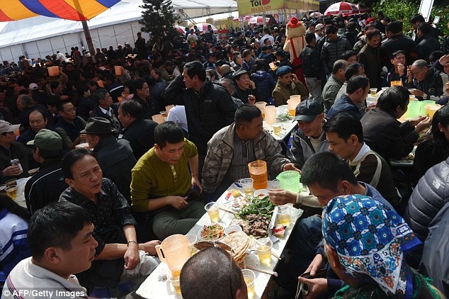 Khách tới dự lễ hội có cơ hội thưởng thức những món đồ nhắm ngon tuyệt.