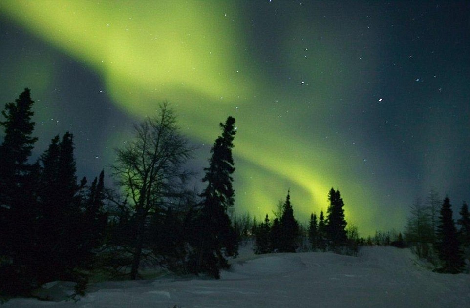 Những người mạo hiểm hơn có thể ra điểm quan sát ngoài trời và thường sẽ được thấy Bắc cực quang lộng lẫy.