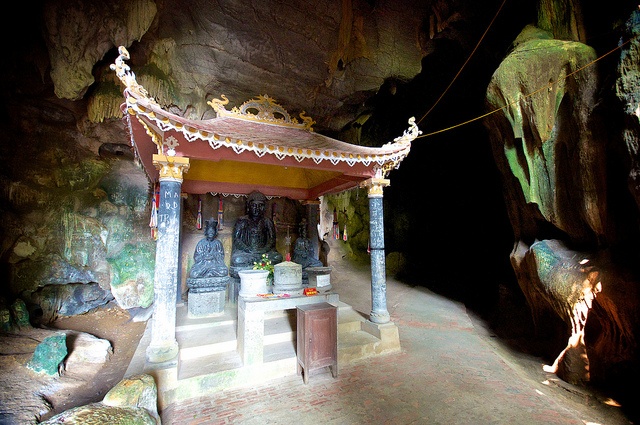 Nơi đây còn có nhiều hang động kỳ diệu và các ngôi chùa với kiểu kiến trúc cổ xưa.