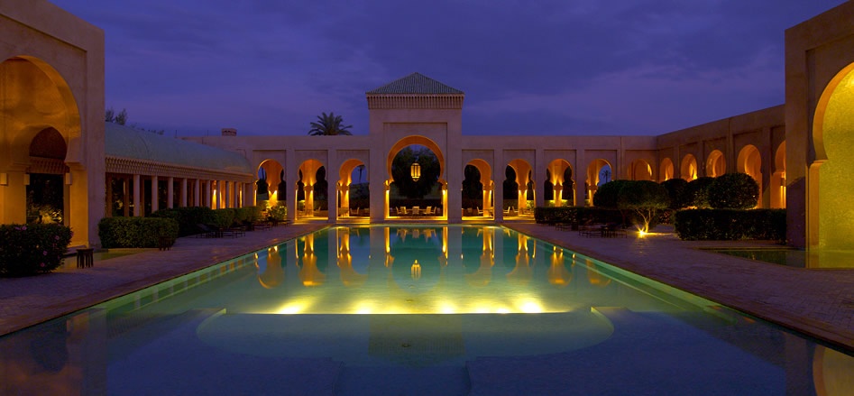 1. Amanjena, Morocco: Amanjena là khu nghỉ dưỡng đầu tiên tại châu Phi của chuỗi khách sạn và resort nổi tiếng Aman.Thiết kế của khu nghỉ dưỡng được lấy cảm hứng từ những công trình của người Moors và các ngôi làng Berber nằm trên dãy Atlas, với phần tường màu hồng đỏ gợi nhắc tới “Thành phố đỏ” Marrakech kề bên. 