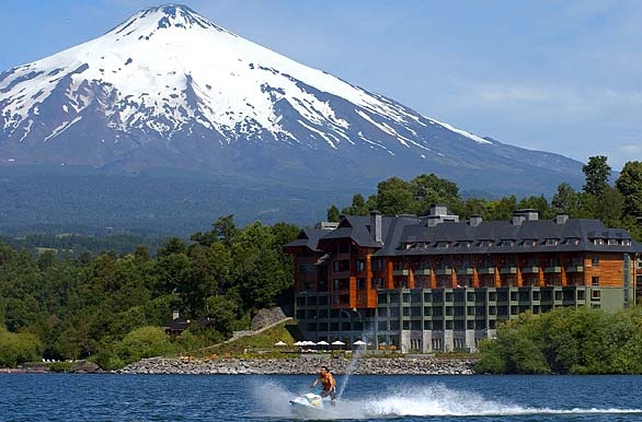 11. Villarrica Park Lake Hotel & Spa, Chile: Nằm cạnh hồ Villarica, khách sạn này có bể bơi ngoài trời, vườn rộng, quán rượu, nhà hàng và các phòng có ban công hướng ra hồ. 