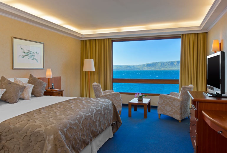 Ngoài ra, khách sạn còn có dịch vụ trông trẻ, khu làm đẹp và gian hàng lưu niệm phục vụ tận tình và đem lại cho khách những trải nghiệm tuyệt vời.