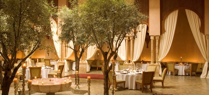 Cánh cửa gỗ sồi tạc bằng tay dẫn tới một ốc đảo xanh tươi với đài phun nước bằng đá hoa cương, những hàng cột lộng lẫy. Trải rộng dọc theo bể bơi trung tâm là những biệt thự kiểu Morocco tuyệt đẹp với dịch vụ 24/7 và đồ ăn thượng hạng.