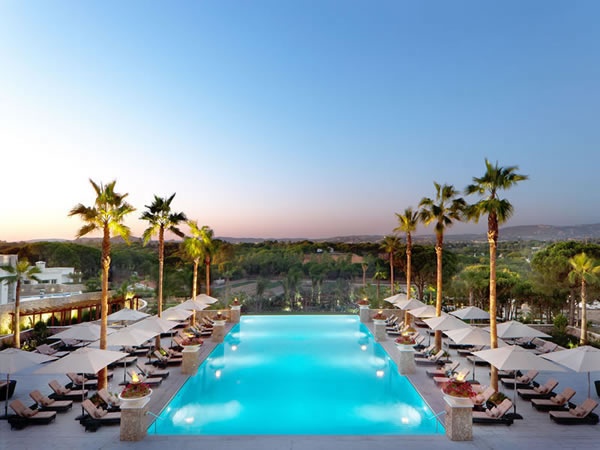 3. Conrad Algarve, Bồ Đào Nha: Tọa lạc tại Quinta do Lago, thiên đường của những người chơi gôn, khách sạn Conrad Algarve 5 sao sang trọng có hồ bơi vô cực hòa với Đại Tây Dương. Các phòng nghỉ công nghệ cao tại đây có ban công nhìn ra những cây cọ hoặc hồ bơi. Tất cả các phòng nghỉ tại Conrad kết hợp thiết kế hiện đại và tông màu xám thanh lịch. 