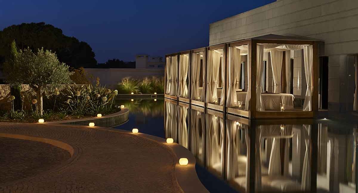 Tại đây có nhà hàng Bồ Đào Nha với nội thất lấy cảm hứng từ vùng Scandinavia cùng với đặc sản Địa Trung Hải và Nam Mỹ. Cocktail được phục vụ trên sàn hồ bơi. Spa của Conrad Algarve có phòng xông hơi khô thư giãn và hồ bơi trong nhà. Du khách cũng có thể rèn luyện sức khỏe tại trung tâm thể dục hoặc tận hưởng đôi chút hoạt động ngoài trời ở một trong những sân gôn xung quanh.