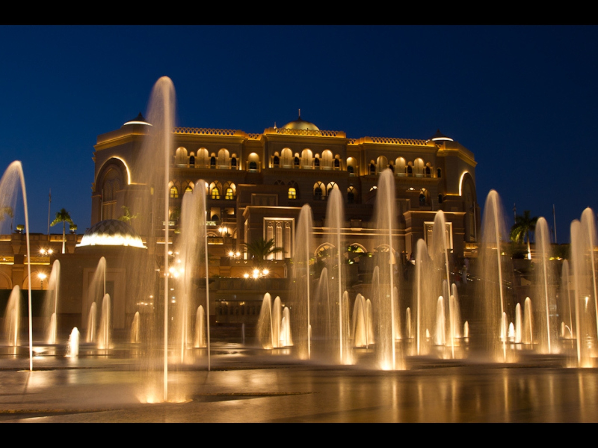 4. Emirates Palace Hotel, Các tiểu vương quốc Ả Rập thống nhất: Nằm trên bờ biển của Vịnh Ả Rập, nhìn ra vùng vịnh tự nhiên thuộc sở hữu tư nhân, Emirates Palace Hotel tọa lạc trên bãi biển riêng trải dài 1,3 km. Khách sạn cung cấp chỗ ở sang trọng, công nghệ tân tiến nhất và 14 cửa hàng ăn uống. 