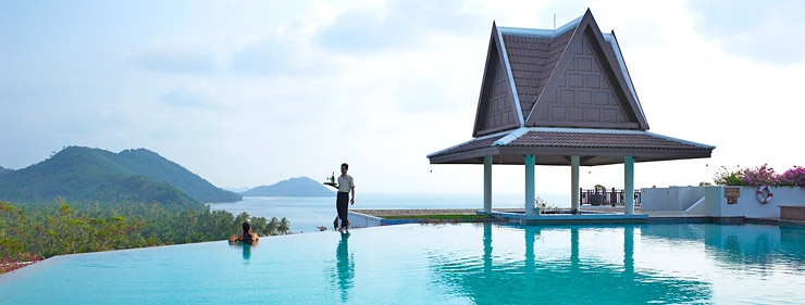 6. InterContinental Samui Baan Taling Ngam Resort, Thái Lan: Nằm giữa đồn điền dừa rộng gần 65.000m2, khu nghỉ dưỡng InterContinental Samui Baan Taling Ngam trải rộng từ vách núi tới bãi biển cát trắng ở phía Tây đảo Koh Samui. 