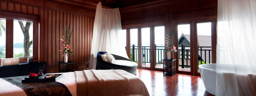 Kiến trúc tuyệt đẹp kiểu Thái và những ban công rộng hướng biển đem lại cho du khách một khung cảnh hoàn hảo. Resort còn có một cầu cảng gỗ dài 150 m trên biển, nơi chụp ảnh hoàn hảo, một khu làm đẹp, 2 sân tennis và các dịch vụ thể thao trên biển miễn phí.