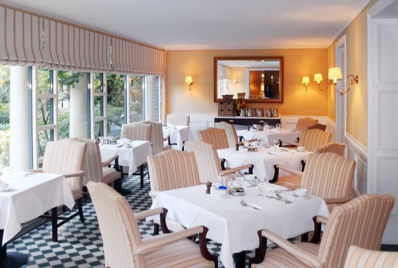 Mỗi phòng của khu nghỉ dưỡng đều có bồn tắm riêng và cửa sổ mở ra đón không khí trong lành của núi rừng. Hai nhà hàng của khu nghỉ dưỡng phục vụ những món ăn thượng hạng và những loại rượu cao cấp. 