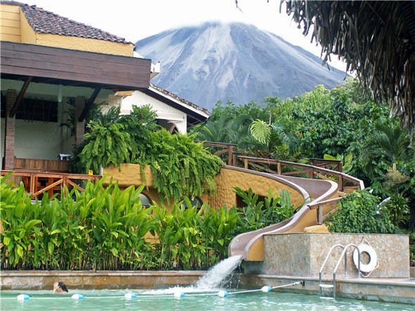 8. Tabacón Grand Spa Thermal Resort, Costa Rica: Với các bể tắm suối nước nóng, phòng xông hơi, dịch vụ mát-xa và chăm sóc da cao cấp, cùng với 5 bể bơi tuyệt đẹp, khu nghỉ dưỡng Tabacon Grand Spa Thermal là điểm đến ưa thích của nhiều khách VIP tại công viên quốc gia núi lửa Arenal. 