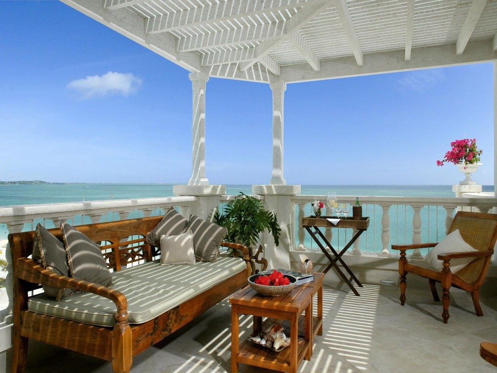 Hai nhà hàng của resort phục vụ những món ăn tuyệt ngon của Caribbe và có cả những món dành cho người ăn kiêng.