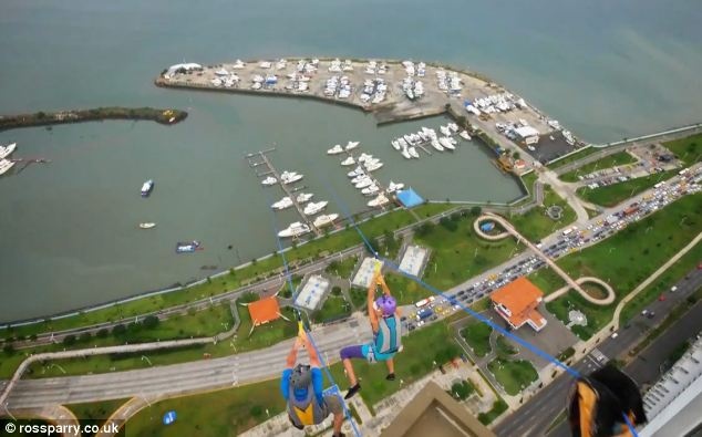 Tro truot cap dang so nhung sieu phan khich tu do cao 245m hinh anh