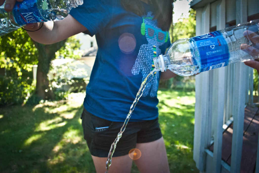 8. Serbia: Đổ nước ra sau ai đó trước khi họ đi phỏng vấn, khởi hành đi đâu đó hay bắt đầu bất cứ việc gì quan trọng sẽ đem lại may mắn cho họ, vì nước tượng trưng cho sự suôn sẻ.