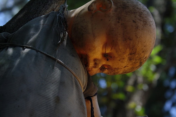 4. Đảo búp bê La Isla de las Muñecas, Xochimico, Mexico: Nghệ sĩ ẩn dật Julian Santana Barrera là người  tạo ra những “kiệt tác” đáng sợ trong hơn 50 năm trên hòn đảo nối tiếng này. Barrera phát hiện một con búp bê nổi trên bờ mặt kênh chỉ vài ngày sau cái chết bí ẩn của một bé gái. Theo truyền thuyết địa phương, Barrera cho rằng, linh hồn của em đã nhập vào con búp bê. Vì vậy, ông đã thu thập những con búp bê đáng sợ và treo chúng trên khắp hòn đảo để xoa dịu cảm giác ám ảnh.  Năm 2001, người ta phát hiện Barrera chết đuối tại đúng nơi mà bé gái xấu số thiệt mạng từ nhiều thập kỷ trước. 