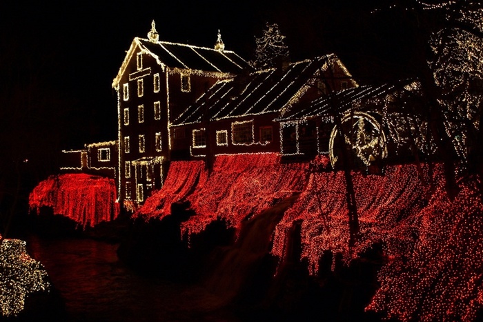 Huyền thoại ánh sáng tại Clifton Mill Clifton Mill được thắp sáng với hơn 4 triệu đèn từ ngày 28/11 đến đầu năm sau, những cối xay cổ, những hẻm núi, bờ sông, cầu và cây cối đều được phủ những bóng đèn lung linh, trong đó nổi bật có thác đèn màu cao gần 100 mét.