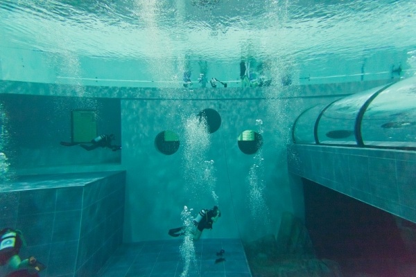 Nơi đây cung cấp cho người tham gia nhiều hoạt động khác nhau như lặn tự do, lặn có bình khí ép hay thậm chí là cả tập thể hình dưới nước.