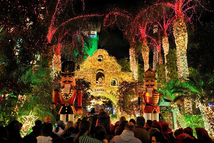 Ky ao le hoi anh sang trong mua Noel o My hinh anh