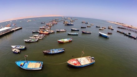 Ốc đảo Huacachina nằm cách thành phố Ica 8km thuộc tỉnh Ica, phía tây nam Peru, được xây dựng xung quanh một hồ nước tự nhiên trong sa mạc, bao quanh bởi những đụn cát khổng lồ cao vài trăm mét.