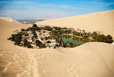 Giữa cái nắng như thiêu đốt của sa mạc, Huacachina hiện lên như một cung điện tráng lệ, nơi có những khu rừng cọ tươi xanh, những cây ca cao, cà phê trĩu hạt hay cồn cát ngút tầm mắt.