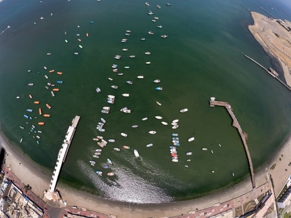 Ốc đảo Huacachina phát triển mạnh mẽ nhất trong những năm 1940 và 1950, là nơi điểm đến hàng đầu của tầng lớp giàu có Peru và là một trong những khu nghỉ mát nổi tiếng nhất ở Peru.