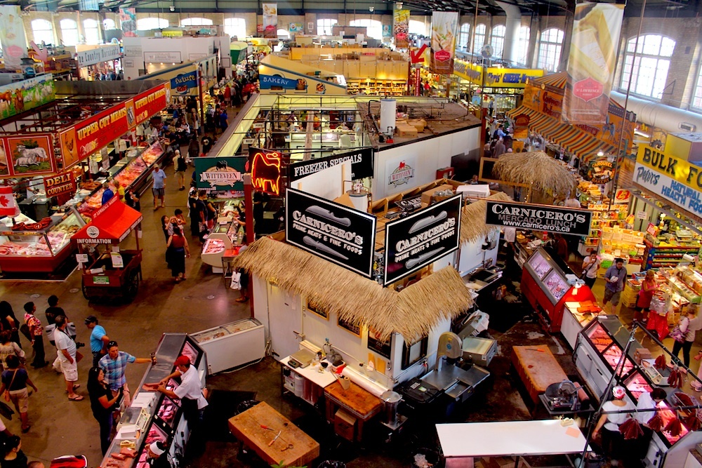 10. Chợ St. Lawrence, Toronto, Canada: Khu chợ này được tạp chí National Geographic bình chọn là chợ đồ ăn tuyệt nhất thế giới. Chợ St. Lawrence trải rộng khawos hai tòa nhà: khu Bắc là nơi bày bán các hàng nông sản và đồ cổ, khu Nam có các nhà hàng, phòng tranh, quầy đồ ăn và đủ loại gian hàng.