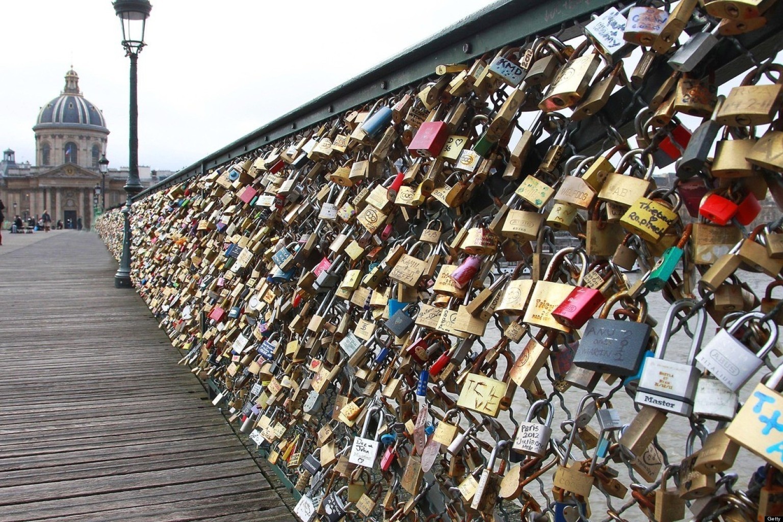 1. Pont des Arts Bridge, Paris, Pháp: Địa điểm có khóa tình yêu nổi tiếng nhất thế giới chính là cây cầu bộ hành bắc qua sông Seine ở Paris. Ước tính trọng lượng của số khóa trên cầu lên tới 93 tấn. Tháng 6 năm 2014, một phần lan can cầu đã gãy do quá tải.