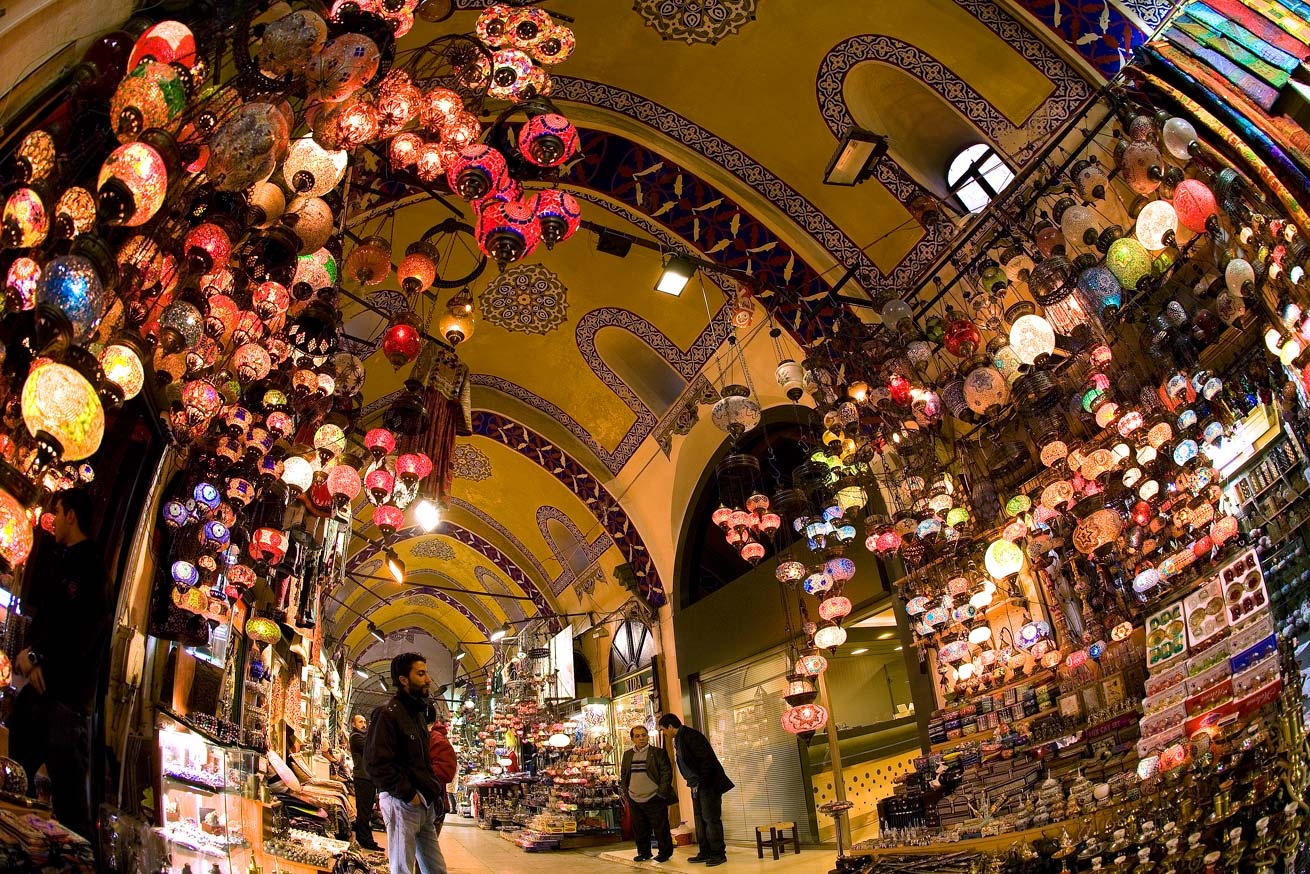 2. Grand Bazaar, Istanbul, Thổ Nhĩ Kỳ: Đây là một trong những khu chợ có mái che cổ nhất và lớn nhất thế giới. Khu chợ trải rộng khắp 61 con phố với hơn 3.000 cửa hàng. Biểu tượng nổi tiếng của Istanbul này đón 250.000-400.000 lượt khách mỗi ngày.