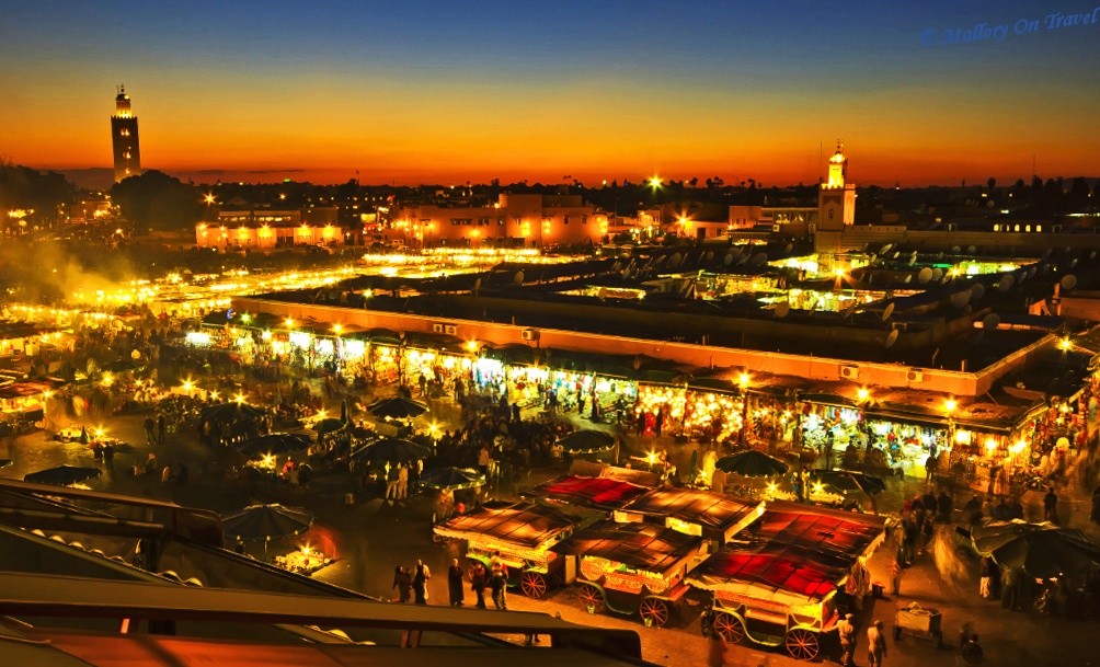 3. Jemaa El Fnaa, Marrakech, Morocco: Điểm nhấn của bất cứ chuyến tham quan nào tại Marrakech và một trong những điểm đến hấp dẫn nhất Morocco là chợ quảng trường Jemaa El Fnaa. Ban ngày, quảng trường nằm ở trung tâm thành phố này đầy những người dậy rắn, luyện khỉ và một số quầy hàng bình thường. Đến tối, quảng trường đầy các cửa hàng đồ ăn và người tham quan, người kể chuyện, biểu diễn ảo thuật...