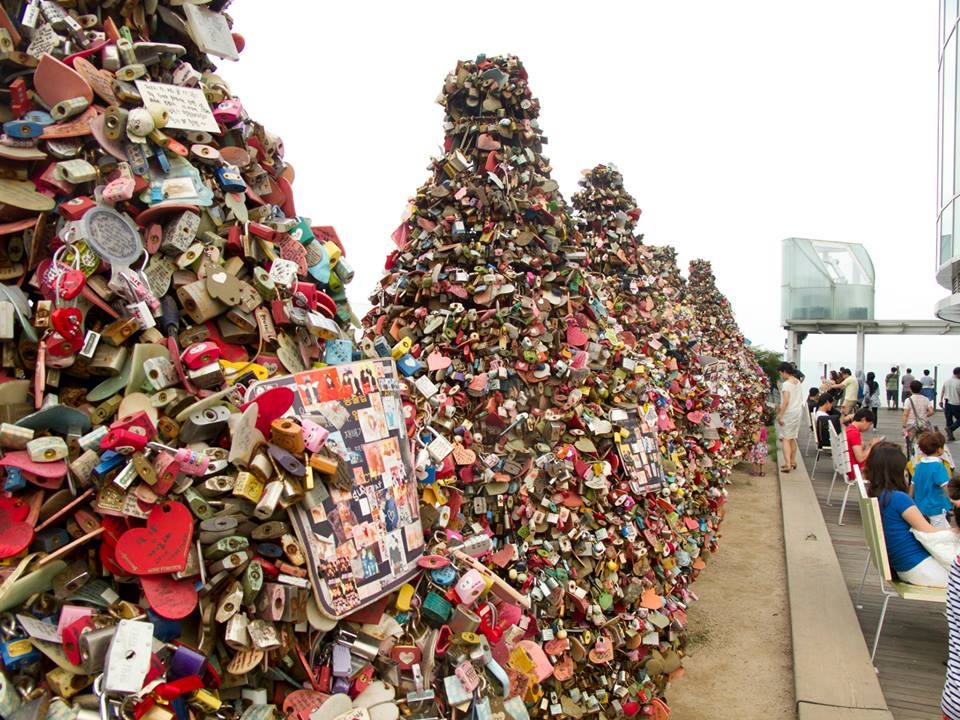 3. Tháp N Seoul, Seoul, Hàn Quốc: Bảy “cây tình yêu” nhân tạo được đặt phía trước tòa tháp của Seoul. Những cây nhân tạo này có khả năng chịu tải trọng lớn, được thiết kế cho những chiếc khóa. Ban quản lý tháp còn có cả giỏ đựng chìa khóa để các cặp đôi không ném chìa xuống phía dưới. Hàng rào thường cũng được thay bằng kính để các cặp đôi không treo khóa lên đó.