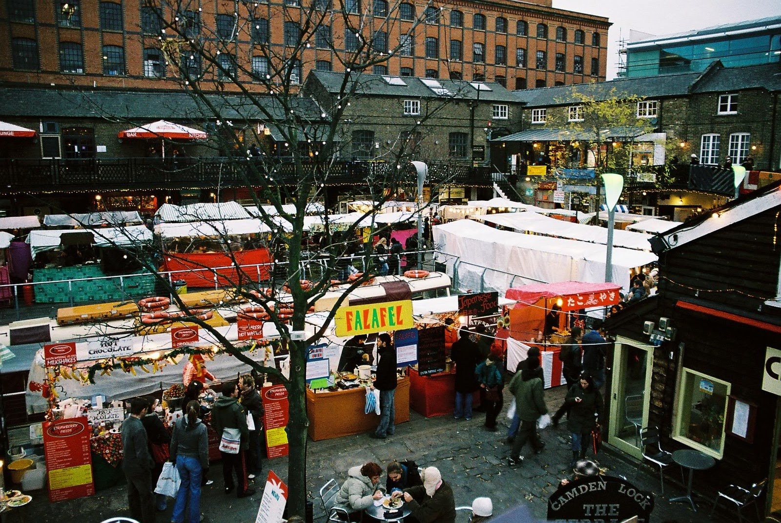 5. Chợ Camden Lock, London, Anh: Khu chợ nổi tiếng nhất nước Anh này đón khoảng 100.000 lượt khách vào mỗi dịp cuối tuần.  Chợ Camden Lock thực ra là một số chợ nhỏ hợp lại với vô số các gian hàng bán đồ thủ công, quần áo, thực phẩm...