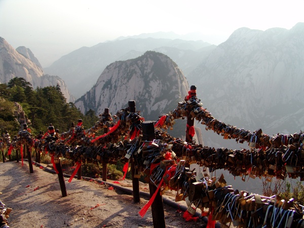 5. Núi Huang, Trung Quốc: Hàng rào trên núi Huang ở Trung Quốc chật kín khóa tình yêu. Các cặp đôi treo khóa vào hàng ràng rồi ném chìa xuống thung lũng phía dưới.