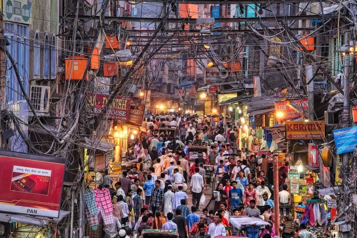 6. Chandni Chowk, Delhi, Ấn Độ: Đây là khu chợ cổ nhất và đông khách nhất Old Delhi, bày bán đủ các loại hàng hóa từ gia vị tới quần áo, đồ gia dụng, thực phẩm...