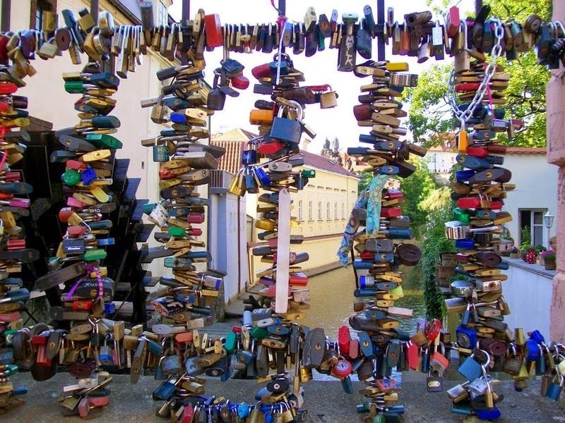 7. Quận Malá Strana, Prague, Cộng hòa Czech: Các khóa tình yêu xuất hiện khá nhiều trên cây cầu bộ hành ở quận Malá Strana.