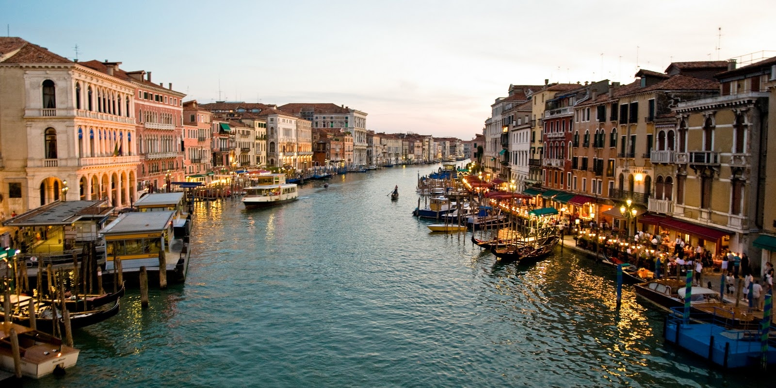 9. Chợ Rialto, Venice, Ý: Khu chợ cổ này hình thành từ thế kỷ 11. Ngày nay, chợ Rialto nằm trên bờ kênh Grand, khá gần cầu Rialto – một trong những cây cầu nổi tiếng nhất thế giới. Khu chợ và cây cầu là một trong những điểm hút khách nhất Venice.