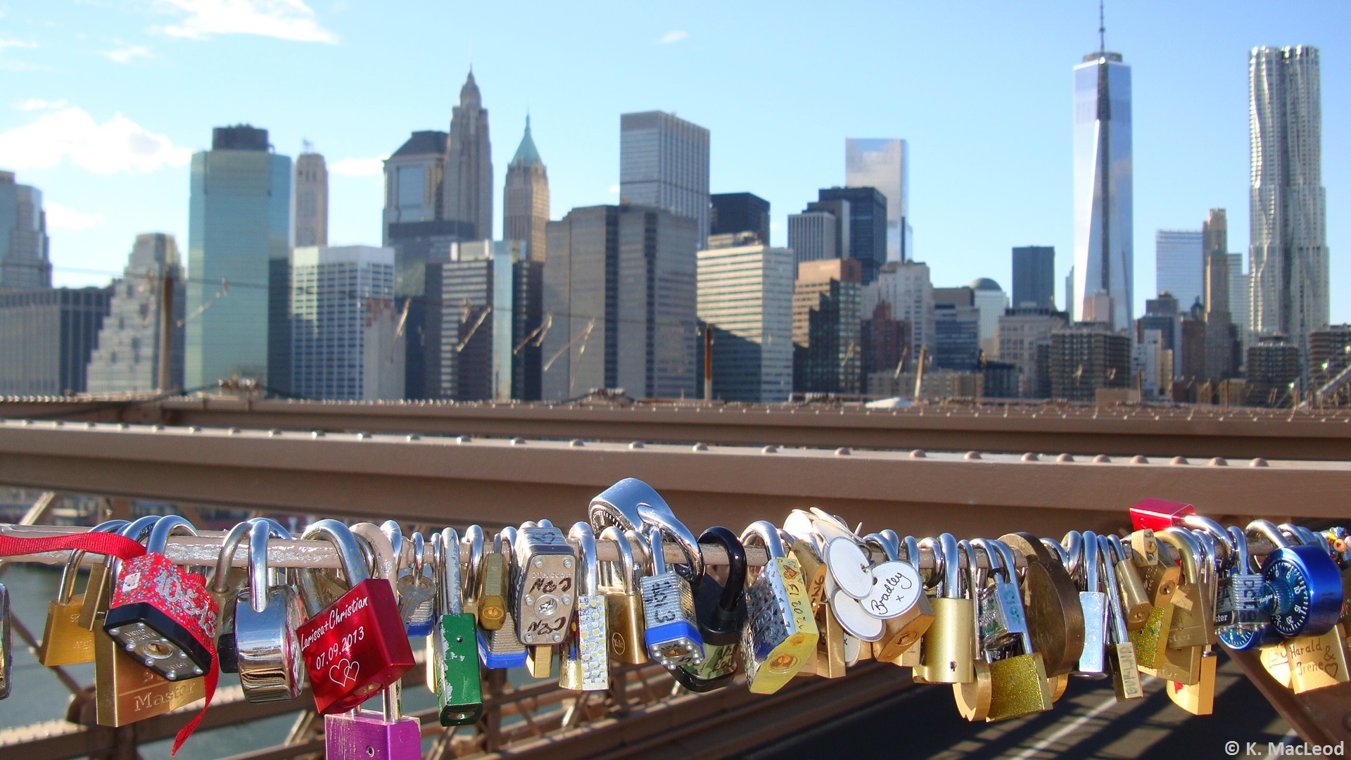 10. Cầu Brooklyn, NYC, New York, United States: Nhiều khóa tình yêu đã được cài vào cầu Brooklyn, nhưng hiện chúng đang được dỡ bỏ do lo ngại về vấn đề an toàn.