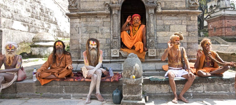 12. Ở Nepal: “Đừng chạm vào đồ đạc của người khác bằng chân”. 