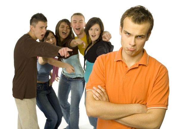 3. Nếu một người biểu diễn trượt ngã trên sân khấu, hãy thông cảm chứ đừng reo hò, huýt sáo và chế giễu họ.