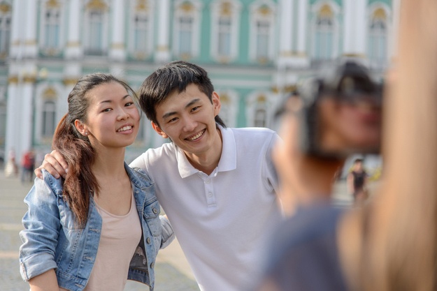 5. Đừng bắt người khác chụp ảnh với mình.