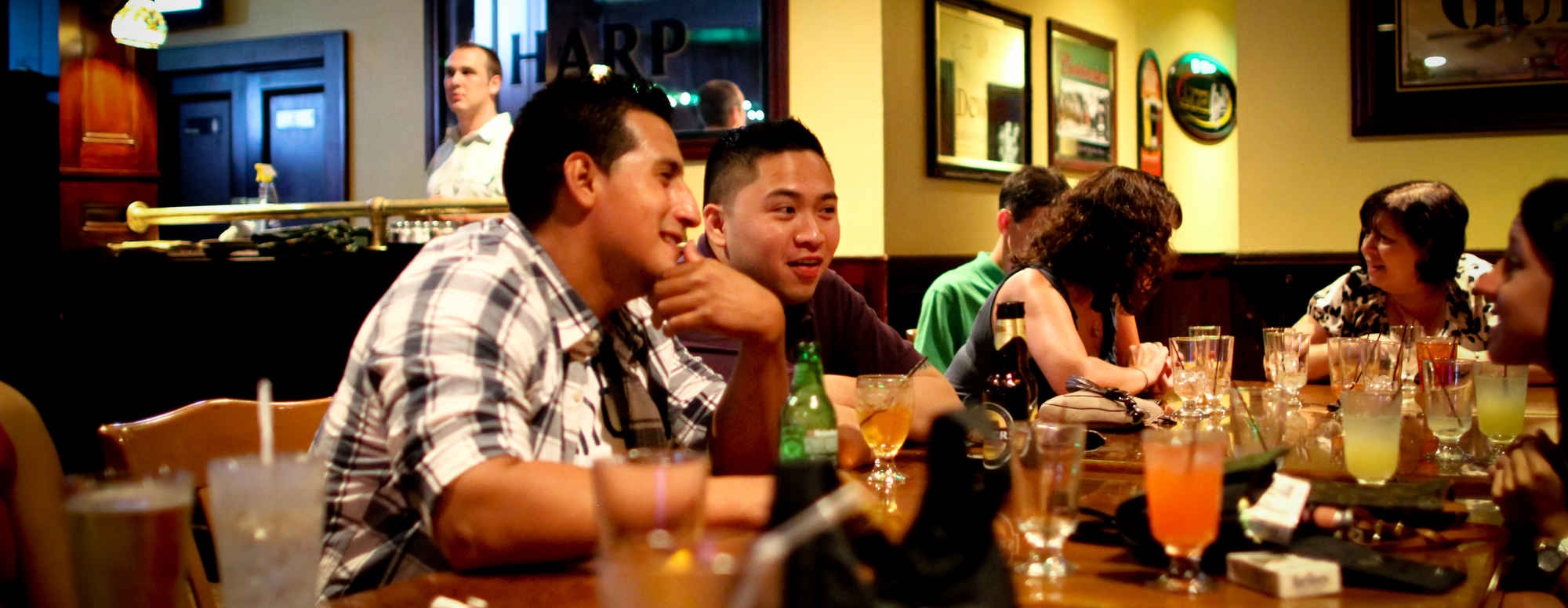 Thuê “người yểm trợ” ở Los Angeles, Mỹ : Những anh chàng đi du lịch một mình và không đủ cam đảm để làm quen với các cô gái tại quán rượu có thể thuê một “người yểm trợ” để làm công việc đó cho họ. Công ty Wingman Pro ở Los Angeles cùng với Professional Wingman  ở New York và Boston cung cấp dịch vụ cho thuê những anh chàng đẹp trai đưa bạn tới quán rượu và giúp bạn làm quen với những cô gái tại đây.