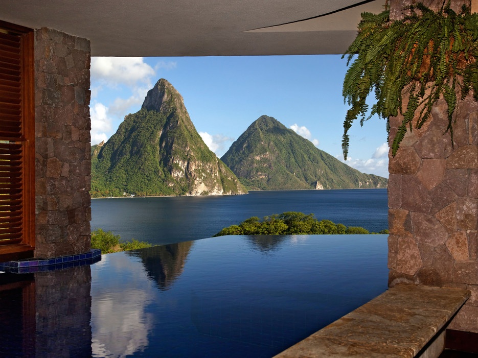 5. Jade Mountain, St. Lucia: Với những bể bơi cỡ lớn trong những căn phòng khổng lồ nhìn ra rặng  Piton và biển Caribbe, du khách sẽ được trải nghiệm sự xa hoa trên đỉnh một ngọn núi với bãi biển cát đen phía dưới. Khu nghỉ dưỡng này còn có nhà hàng, quán rượu và spa. Tại đây, du khách sẽ được dùng Wi-Fi nhưng không có tivi hay điện thoại để có thể dành thời gian thưởng thức kỳ nghỉ một cách trọn vẹn hơn.