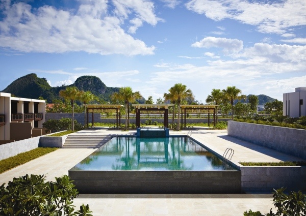 Đứng ở vị trí số 15 là khu nghỉ dưỡng Hyatt Regency Danang, Việt Nam: Một khu nghỉ dưỡng trải rộng hơn 200.000 m2 với bãi biển nguyên sơ trước núi Ngũ Hành Sơn cách sân bay quốc tế chỉ khoảng 15 phút. Các phòng đều có nội thật tinh tế, hiện đại và ban công, phần lớn có thể nhìn ra biển.