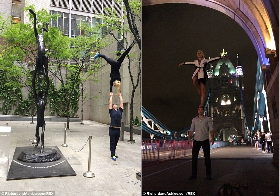 Trong ảnh trái, Richard và Ashlee bắt chước một bức tượng ở Midtown, New York. Trong ảnh bên phải, cặp đôi tạo dáng trên cầu Tower Bridge, London.