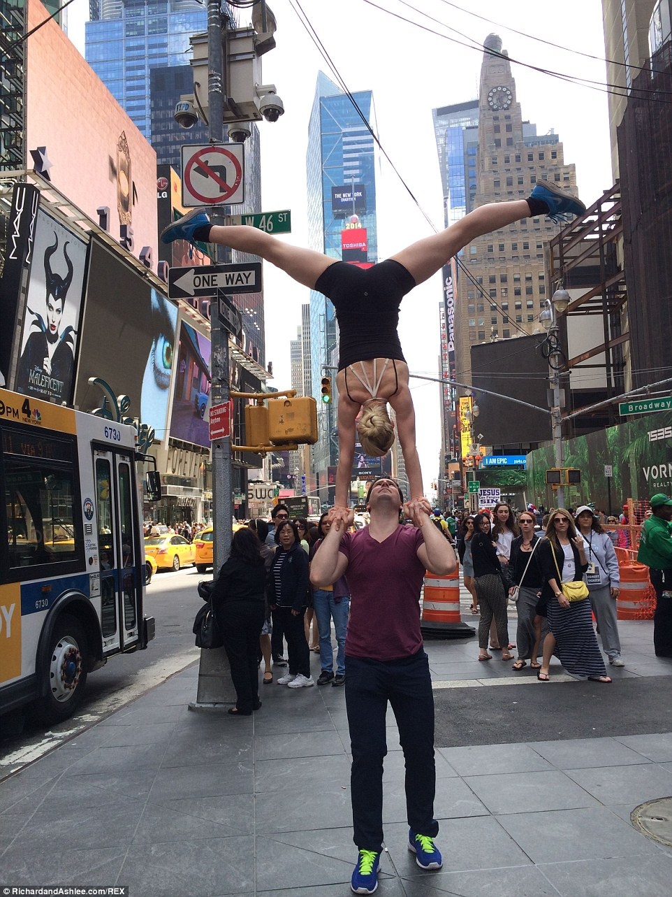 Cả hai không ngần ngại tạo dáng trước đám đông ở Times Square, New York City
