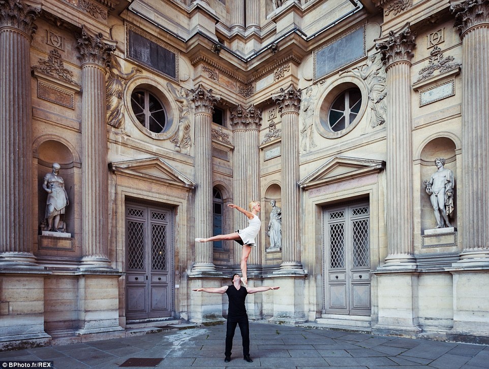 Ashlee cho biết cả hai đang mơ tới một chương trình biểu diễn riêng. Trong ảnh, cả hai đang tạo dáng trước bảo tàng Louvre.