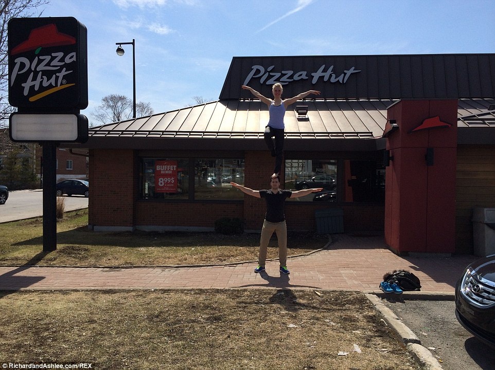 Cặp đôi đã dành hai năm để tập múa ba lê nhào lộn. Cả hai đều đã theo học ba lê cổ điển và biểu diễn ở nhiều nơi trên khắp thế giới, trong đó có cả lễ hội Edinburgh Fringe