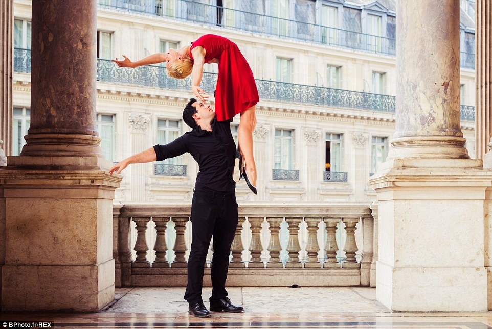 Ashlee Montague, 24 tuổi,  và vị hôn phu Richard Hanke, 28 tuổi đang sống tại New York, gặp nhau lần đầu năm 2007 khi cùng tham gia chương trình “Rock School for Dance Education” ở Philadelphia. Họ đã dành hai năm tập múa ba-lê cùng nhau.